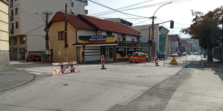 Zatvoren saobraćaj u delu Mlinske i Pana Đukića, od raskrsnice kod Višeg suda u Leskovcu