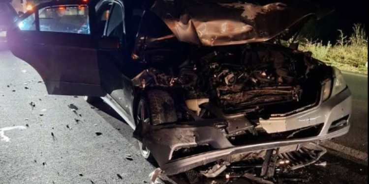 BMW naglo zakočio, Mercedes udario u njega: Jedna osoba povređena