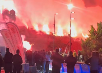 Požar na Niškoj tvrđavi nakon bakljade na skupu SNS-a: Vatrogasci prvo potvrdili intervenciju, potom bez informacija