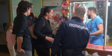 Niški glumac tvrdi da su mu pretukli sina i pretili smrću zbog fotografisanja ispred štanda SNS-a