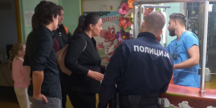 Niški glumac tvrdi da su mu pretukli sina i pretili smrću zbog fotografisanja ispred štanda SNS-a