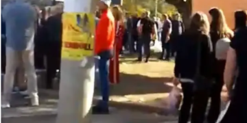 Predsednik Skupštine opštine Blace udario novinara po ruci dok je snimao pristalice SNS-a na putu za Leskovac