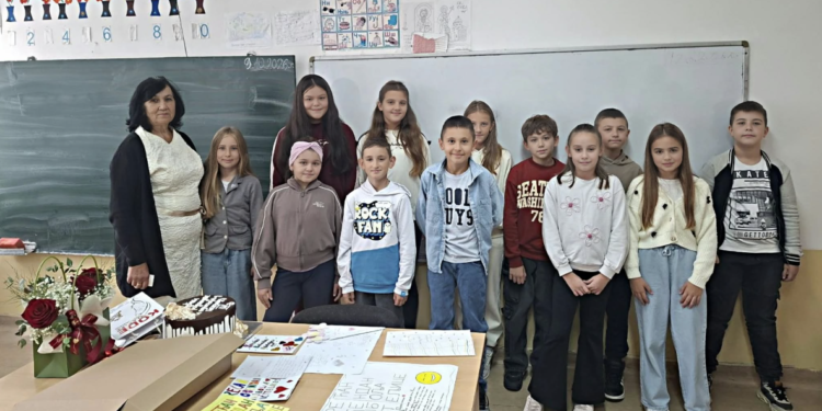 Četiri decenije znanja, dobrote i ljubavi: Učiteljicu Slađanu đaci ispratili u penziju – VIDEO