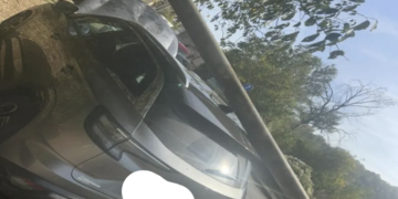Bandera pala na automobil u pokretu na Carini, saobraćaj u prekidu