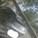 Bandera pala na automobil u pokretu na Carini, saobraćaj u prekidu