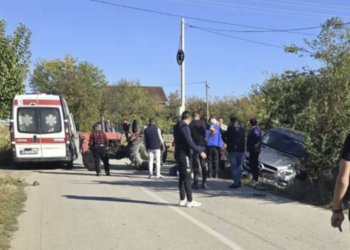 Sudar automobila i traktora, vatrogasci izvlače muškarca ispod vozila