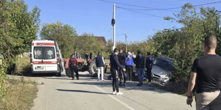 Sudar automobila i traktora, vatrogasci izvlače muškarca ispod vozila
