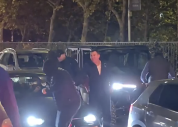 Kolona automobila uz pesmu „Ruzmarin“ kruži Nišem i pravi incidente