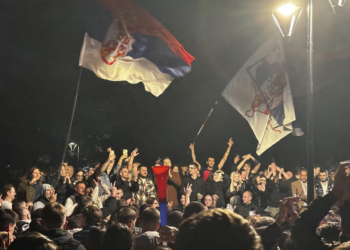 Leskovac slavi izbornu pobedu studenata: Građani na trgu, sirene odjekuju gradom