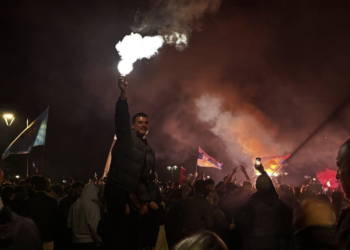 Leskovac slavi izbornu pobedu studenata: Građani na trgu, sirene odjekuju gradom
