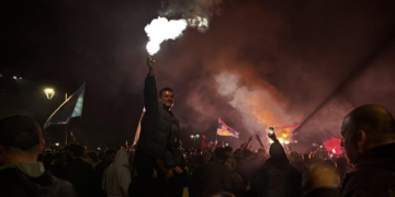 Leskovac slavi izbornu pobedu studenata: Građani na trgu, sirene odjekuju gradom
