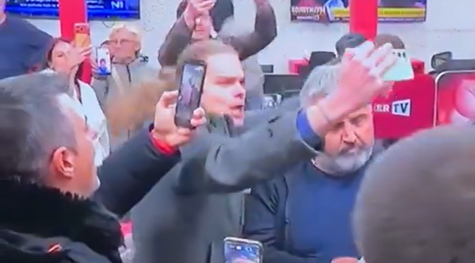 Građani ušli u studio TV Informer, Vučićević tražio pomoć od predstavnika studentske liste