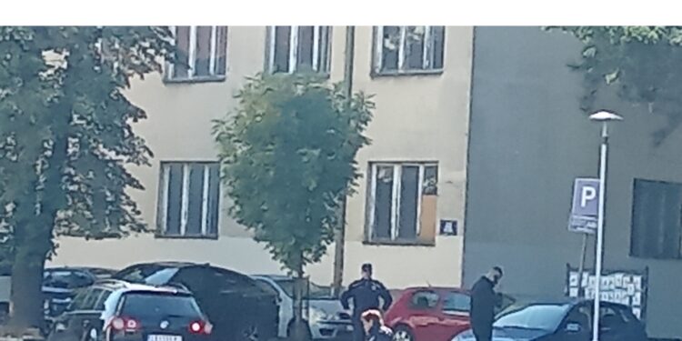 Leskovačka policija danonoćno čuva „crnu kutiju“ na nezavršenom gradskom trgu