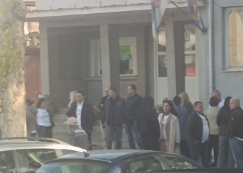 Dok studenti razgovaraju sa Grdeličanima, SNS organizovao skup na kojem su skoro svi zaposleni iz javnih ustanova u toku radnog vremena