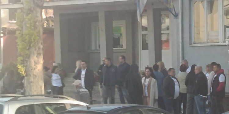 Dok studenti razgovaraju sa Grdeličanima, SNS organizovao skup na kojem su skoro svi zaposleni iz javnih ustanova u toku radnog vremena