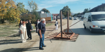 Za dlaku izbegnuta tragedija u Bratmilovcu: Autobusko stajalište palo pored škole, ljudi bili ispod njega