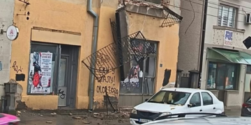 Za dlaku izbegnuta tragedija kod Zelene pijace: Terasa se obrušila na trotoar